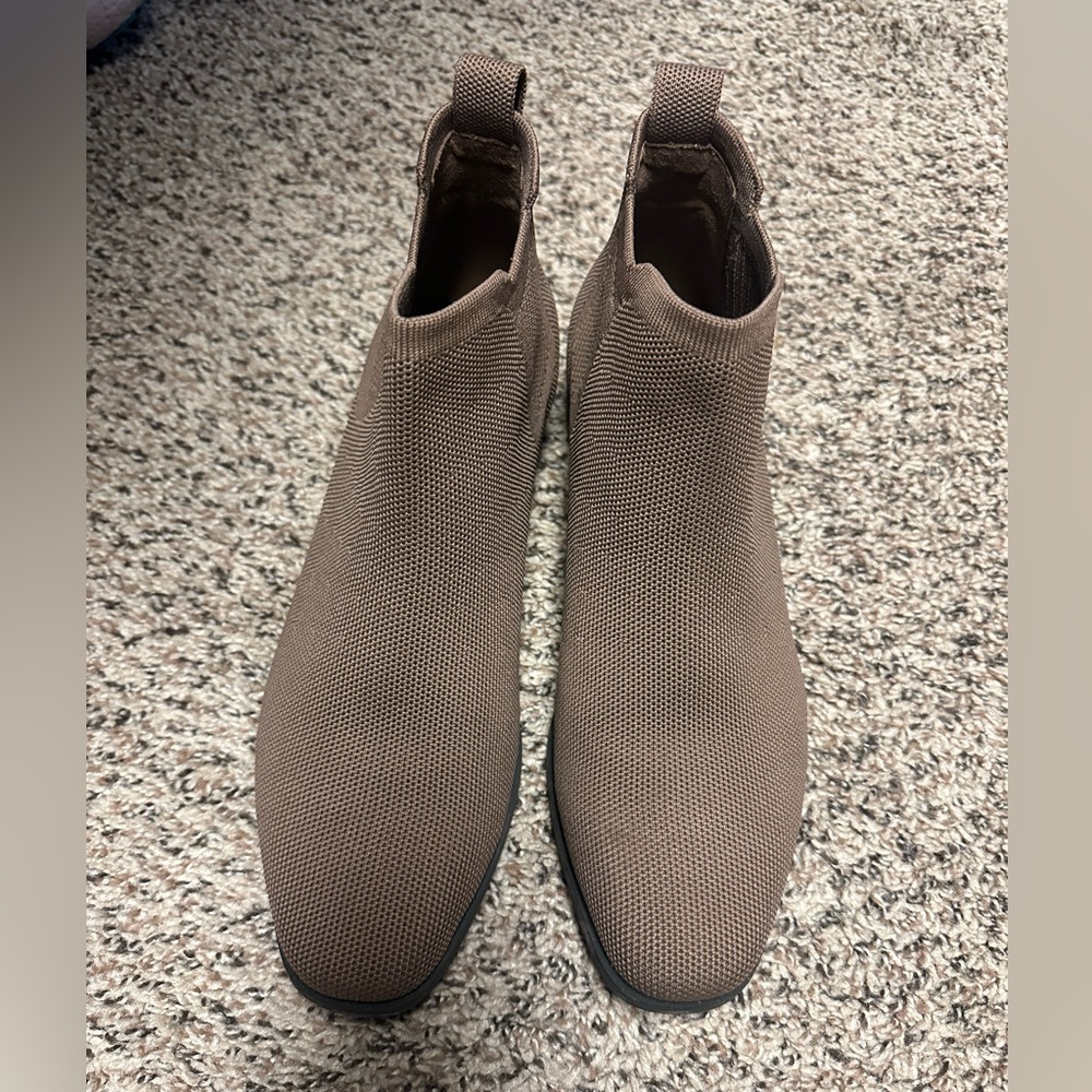 Vivaia Ryan ankle bootie brown 9